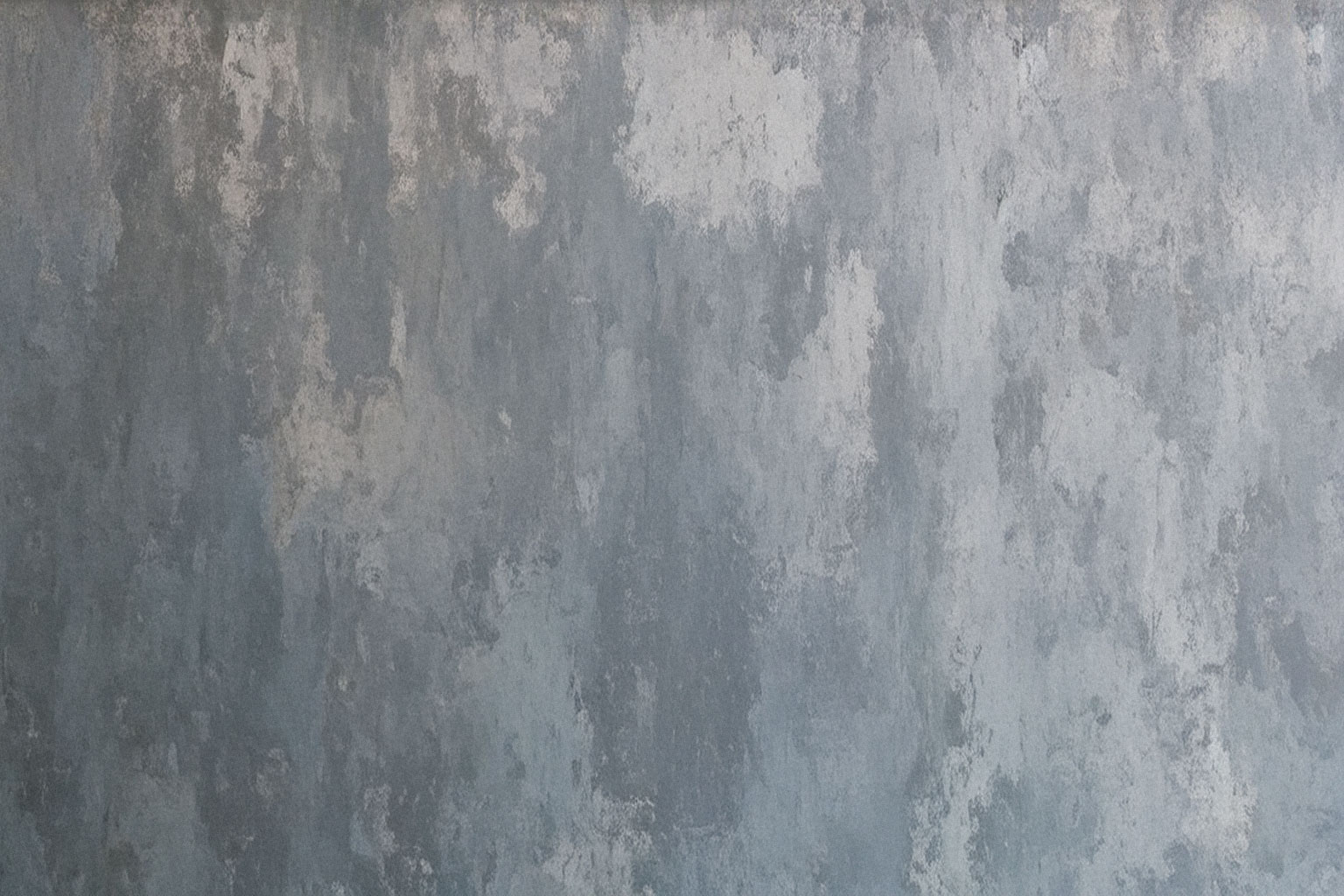 دیوار داخلی با پتینه ملایم و نور طبیعی، اجرای حرفه‌ای پتینه دیوار