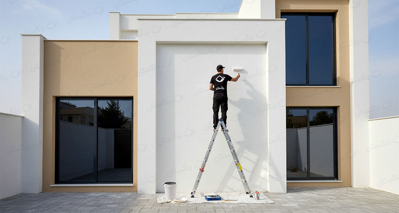 رنگ‌آمیزی نمای بیرونی ساختمان مدرن توسط نقاش حرفه‌ای رنگستان روی نردبان